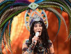 Cher dalam Proses Perundingan Tampil di Glastonbury 2025