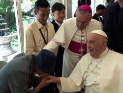 Paus Fransiskus Temui Anak Yatim-Orang Terlantar Setibanya di Jakarta