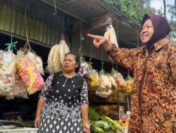 Sambutan Hangat Warga dan Pedagang Kawasan Wisata Trawas untuk Risma