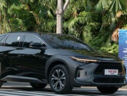 Kendaraan Pribadi Listrik CBU Bebas PPnBM, Toyota-Honda Minta Insentif Hybrid