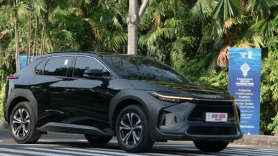 Kendaraan Pribadi Listrik CBU Bebas PPnBM, Toyota-Honda Minta Insentif Hybrid