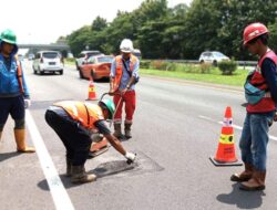 Astra Tol Cipali Tangani Lubang di Jalan, Siap Ganti Rugi Pecah Ban