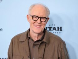 John Lithgow Bingung ‘Dirujak’ Netizen Usai Gabung Tontonan Streaming Harry Potter