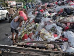 Penampakan Gunung Sampah di Ciputat Tangsel