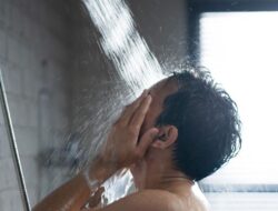 Lebih Baik Mandi Malam atau Pagi Hari?