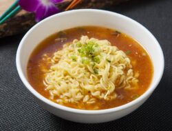 Bikin Sakit, Jangan Coba-coba Makan Mi Instan dengan 3 Makanan Ini