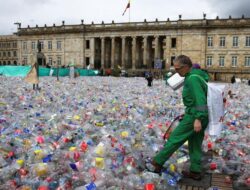 Bencana Banjir Sampah Plastik ‘Rendam’ Alun-alun Bogota