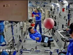 Astronaut Shenzhou-20 Pamer Eksperimen di Antariksa