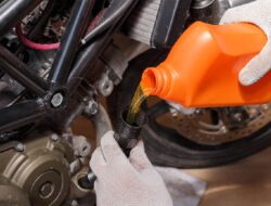 Ganti Oli Kendaraan Bermotor Roda Dua Sendiri di Rumah, Oli Bekasnya Dibuang ke Mana?