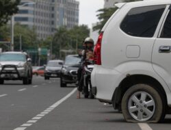 9 Langkah Ganti Ban Kendaraan Pribadi Sendiri, Tak Dianjurkan Panik Bocor di Jalan