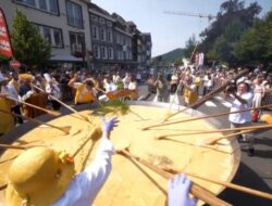 Belgia Rayakan Assumption Day Dengan Masak Omelet Raksasa