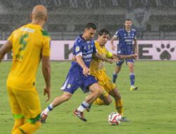 Thom Haye dan Eliano Debut, Persib Menang Tipis
