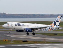 Maskapai JetBlue Mendarat Darurat usai Terjun Bebas & Lukai Penumpang