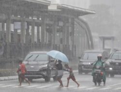 BRIN Ungkap Alasan Air Hujan Bisa Mengandung Mikroplastik
