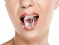 Awas, Sering Mengunyah Es Batu Jadi Tanda Penyakit Ini