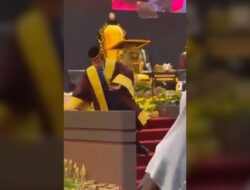 Detik-detik Sultan Brunei Jatuh saat Ikut Acara Wisuda