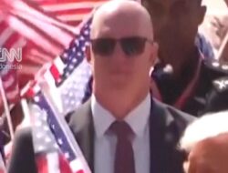 Momen Trump Joget Sambil Mengibaskan Bendera AS-Malaysia