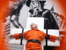 Patung Donald Trump Berbaju Tahanan Disalib Nongol di Swiss