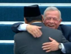 Momen Raja Yordania Abdullah II Dipeluk Prabowo saat Tiba di Jakarta