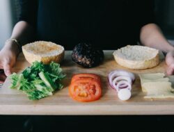 Talenan Kayu vs Plastik, Mana yang Lebih Terpercaya untuk Dapur?