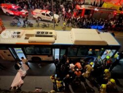 Kendaraan Bus Tabrak Massa Yahudi Ortodoks saat Aksi Ketidaksetujuan Tolak Wamil, 1 Remaja Tewas
